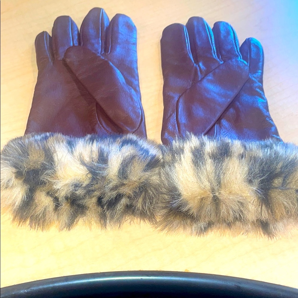 Elegant Brown Leather Gloves with Faux Fur Trim